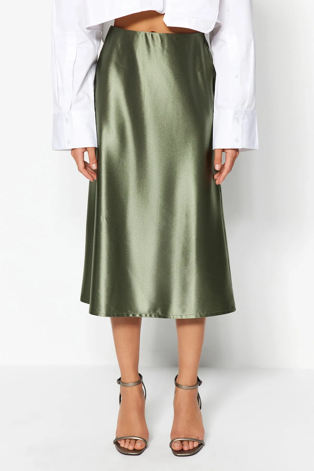 Trendyol Collection  Grüner Premium Satin A-Linien/Glockenform Midi Strickrock TWOAW24ET00088
