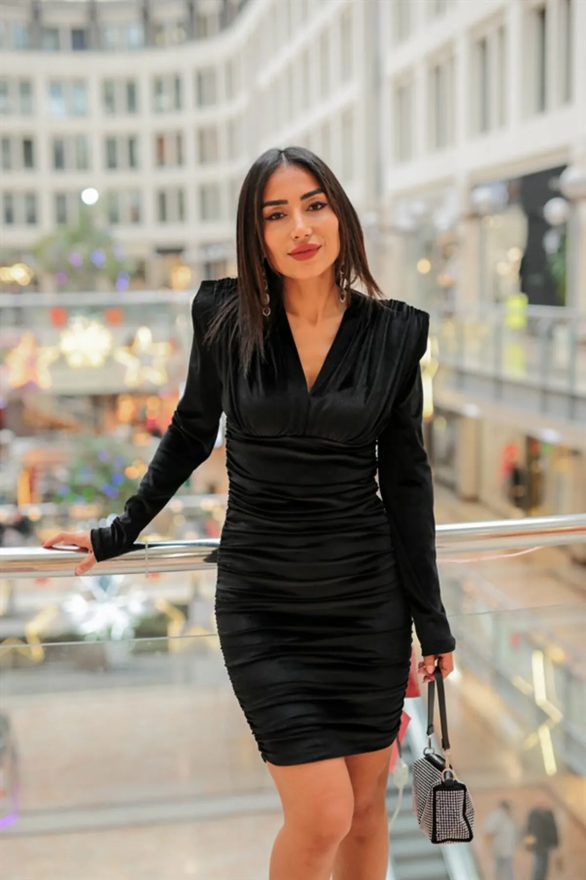 Laluvia  Schwarze Schulterpolster, V-Ausschnitt, geraffte Seiten, verstellbare Länge, stilvolles Samtkleid