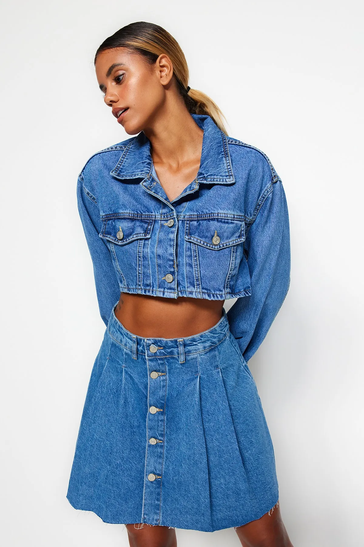 Trendyol Collection  Dunkelblauer plissierter Mini-Jeansrock mit Knopfleiste vorne TWOSS23ET00111