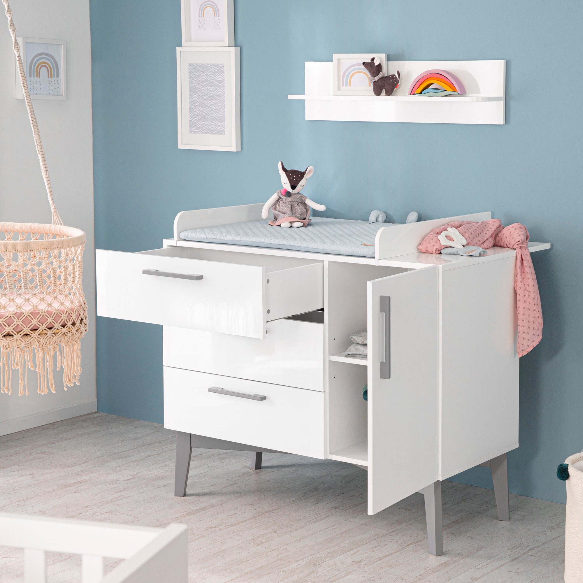 roba® Babyzimmer-Komplettset Mika, (Set, 3-St., Kombi-Kinderbett, Kleiderschrank, Wickelkommode), mit grauen Füßen im Retro Look