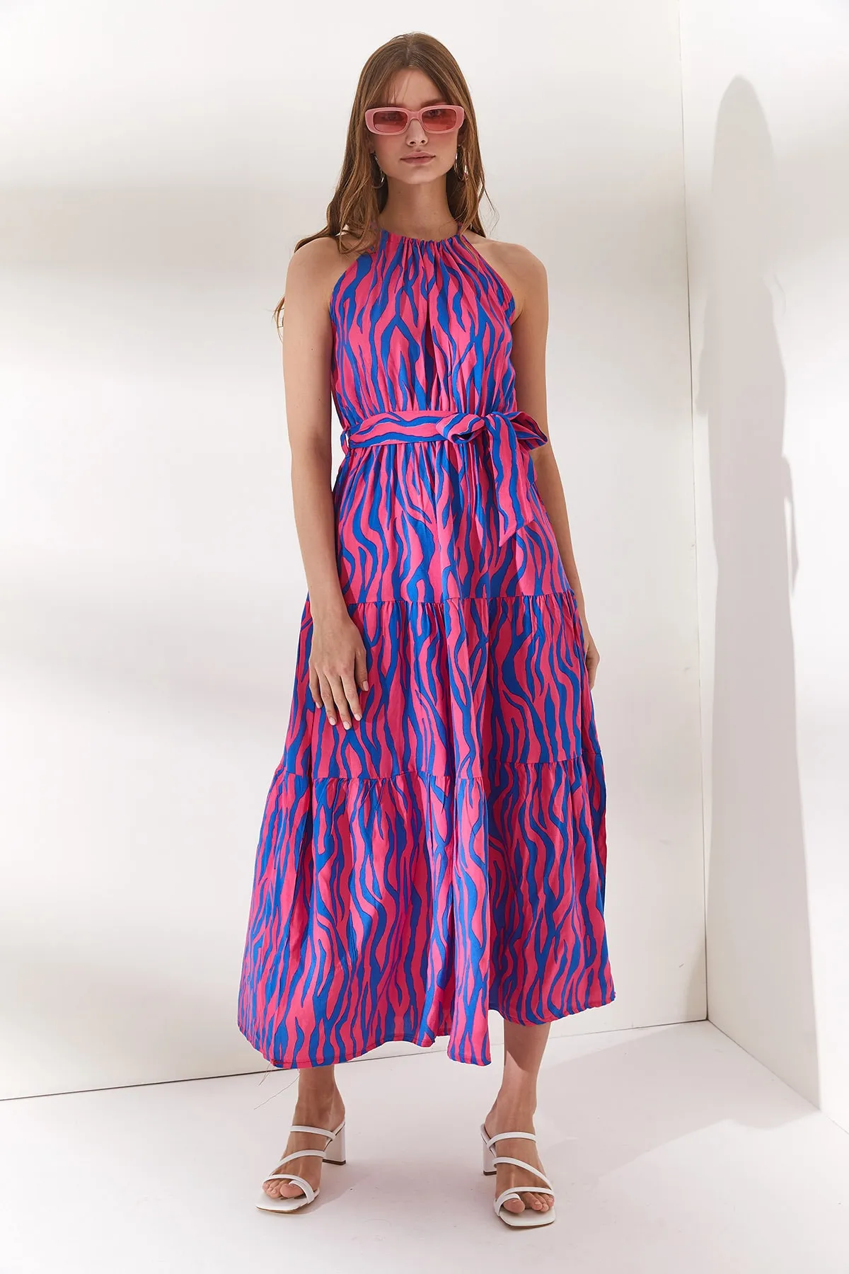 Olalook  Damen-Kleid aus gewebtem Viscon in Zebra-Fuchsia mit Neckholder und Gürtel ELB-19001548