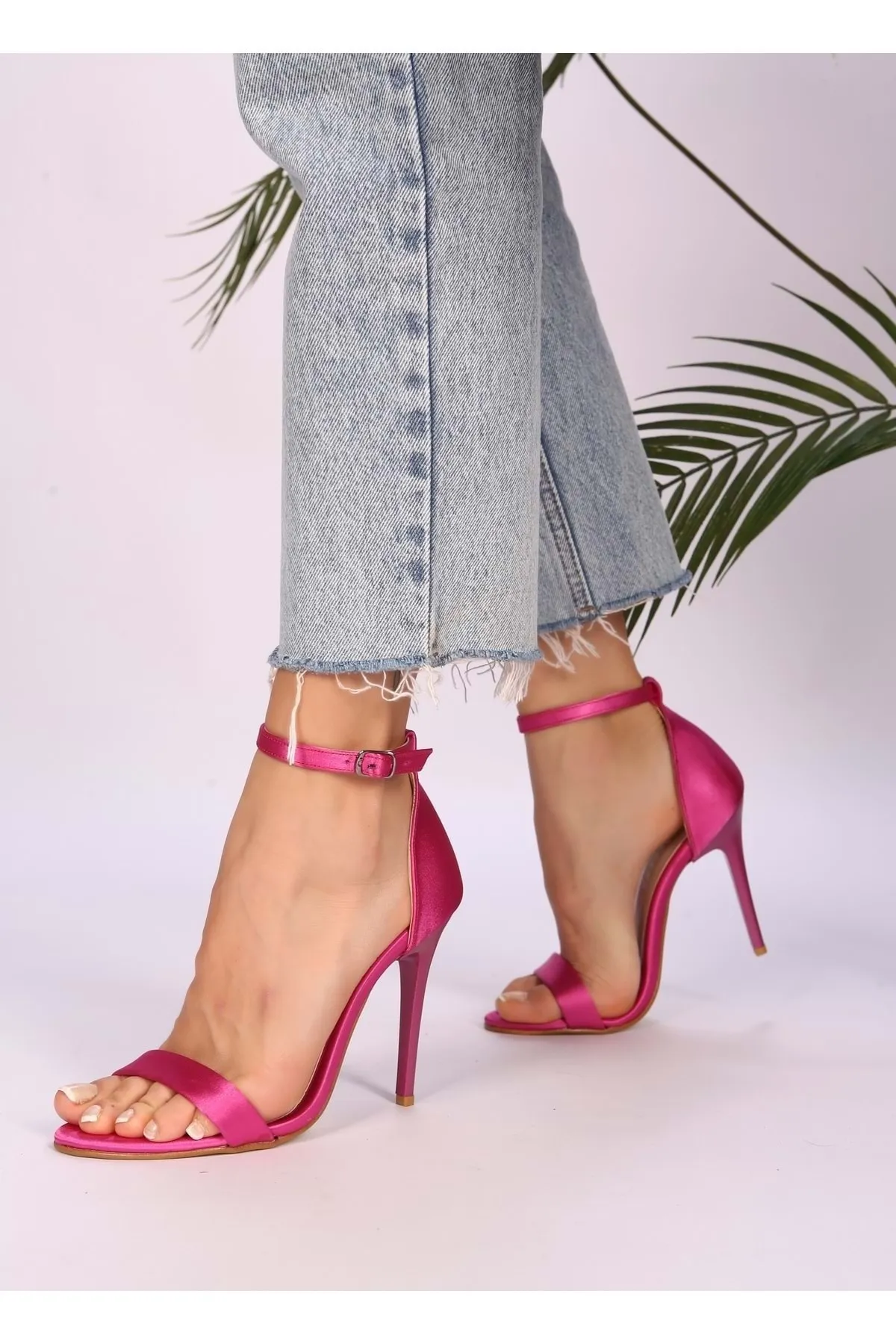 Shoeberry  Damen-Schuhe Fussia aus Satin mit einem Riemen und Absatz