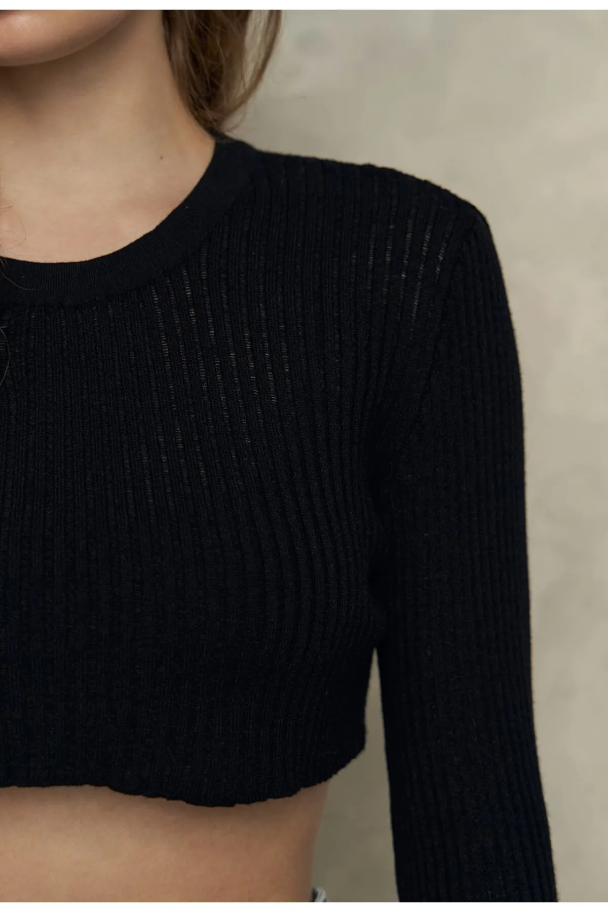 MAİ COLLECTİON  Schwarzes Strick-Crop mit weicher Textur von Liana