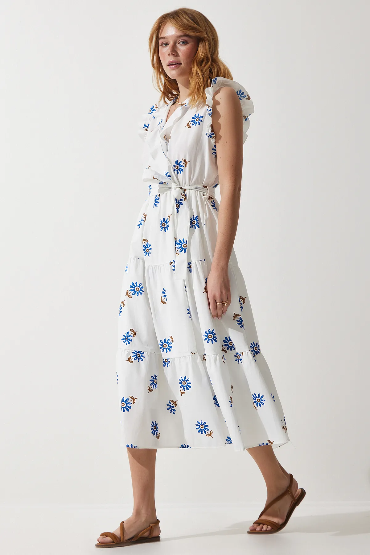 Happiness İstanbul  Weißes Sommerkleid für Damen mit Blumenmuster, Gürtel und Rüschendetail DK00165