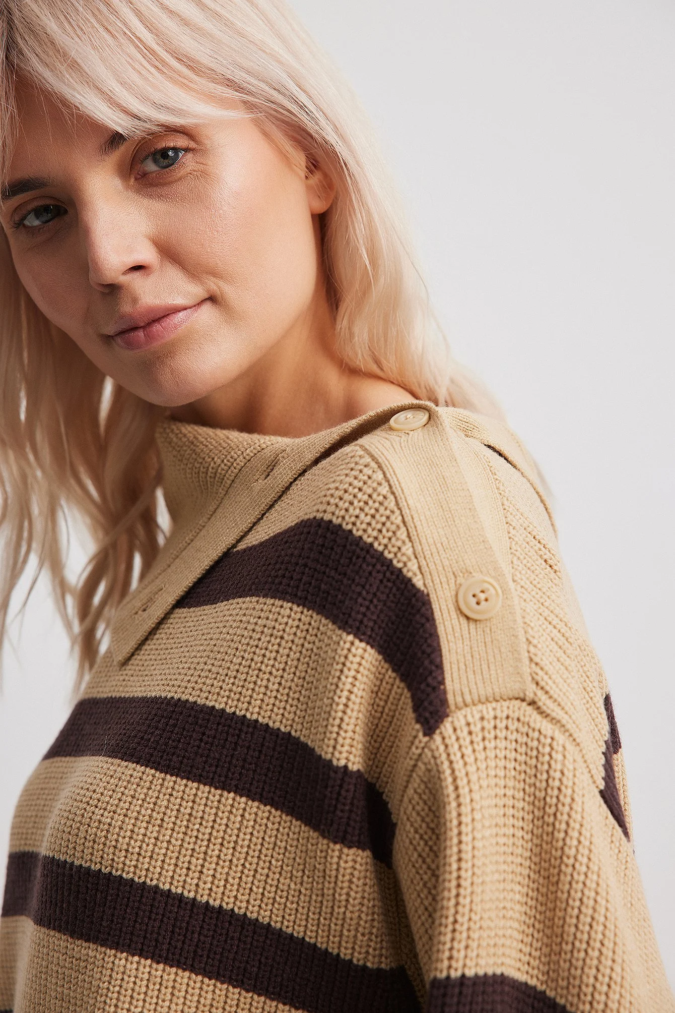 Gestreifter Rollkragenpullover aus Strick