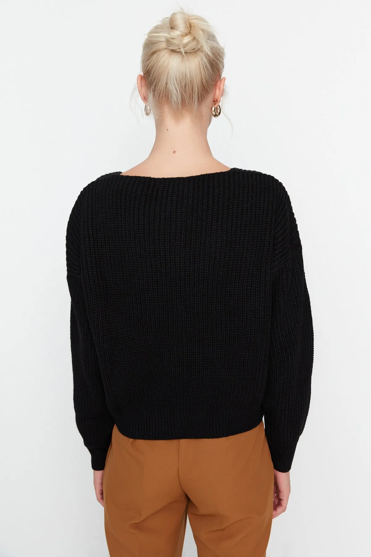 Trendyol Collection  Schwarzer Strickcardigan mit V-Ausschnitt und weiter Passform TWOAW21HI0251