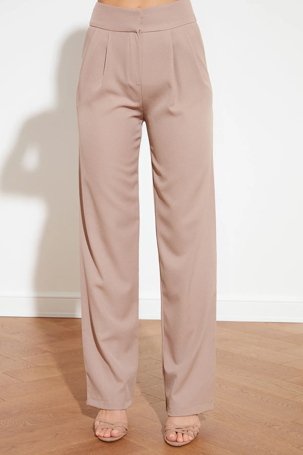 Trendyol Collection  Nerzfarbene, plissierte Webhose mit weitem Bein TWOSS19WX0017