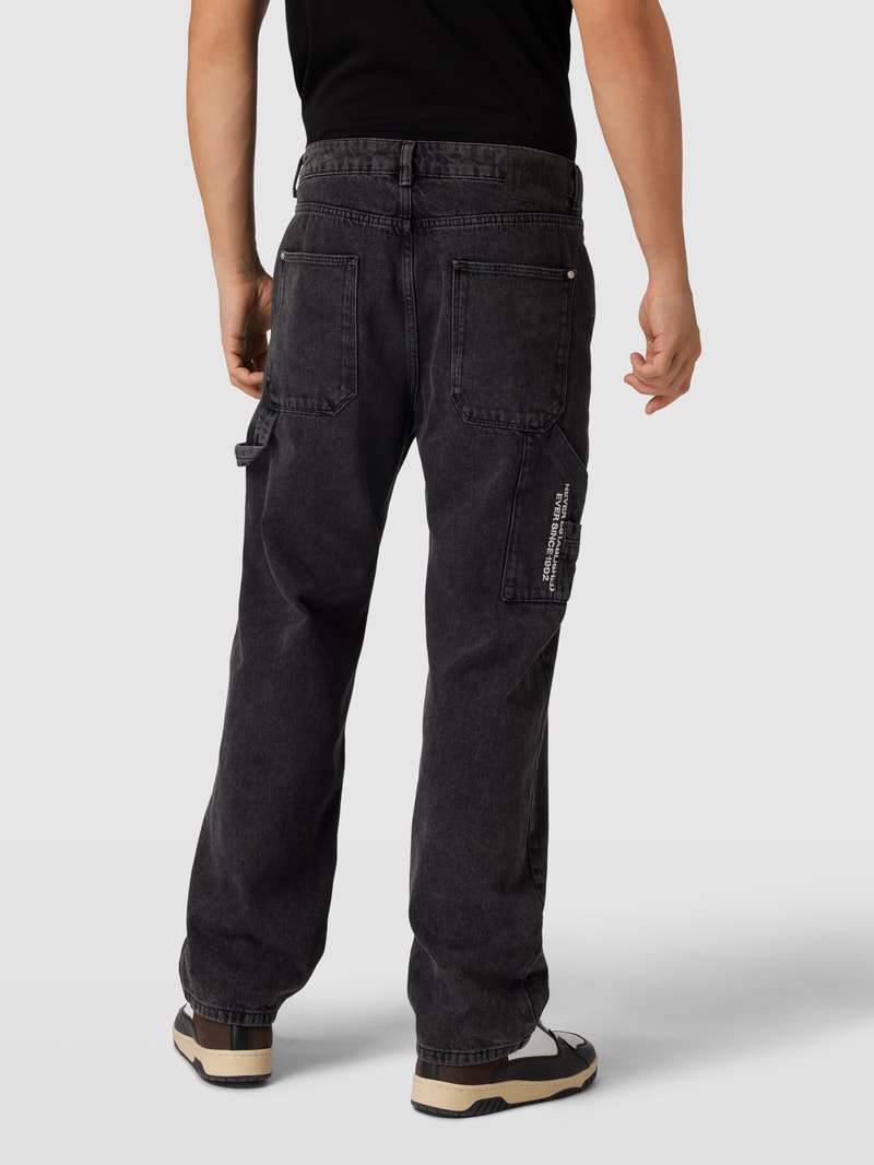 Jeans in lockerem Schnitt mit Label-Print in schwarz