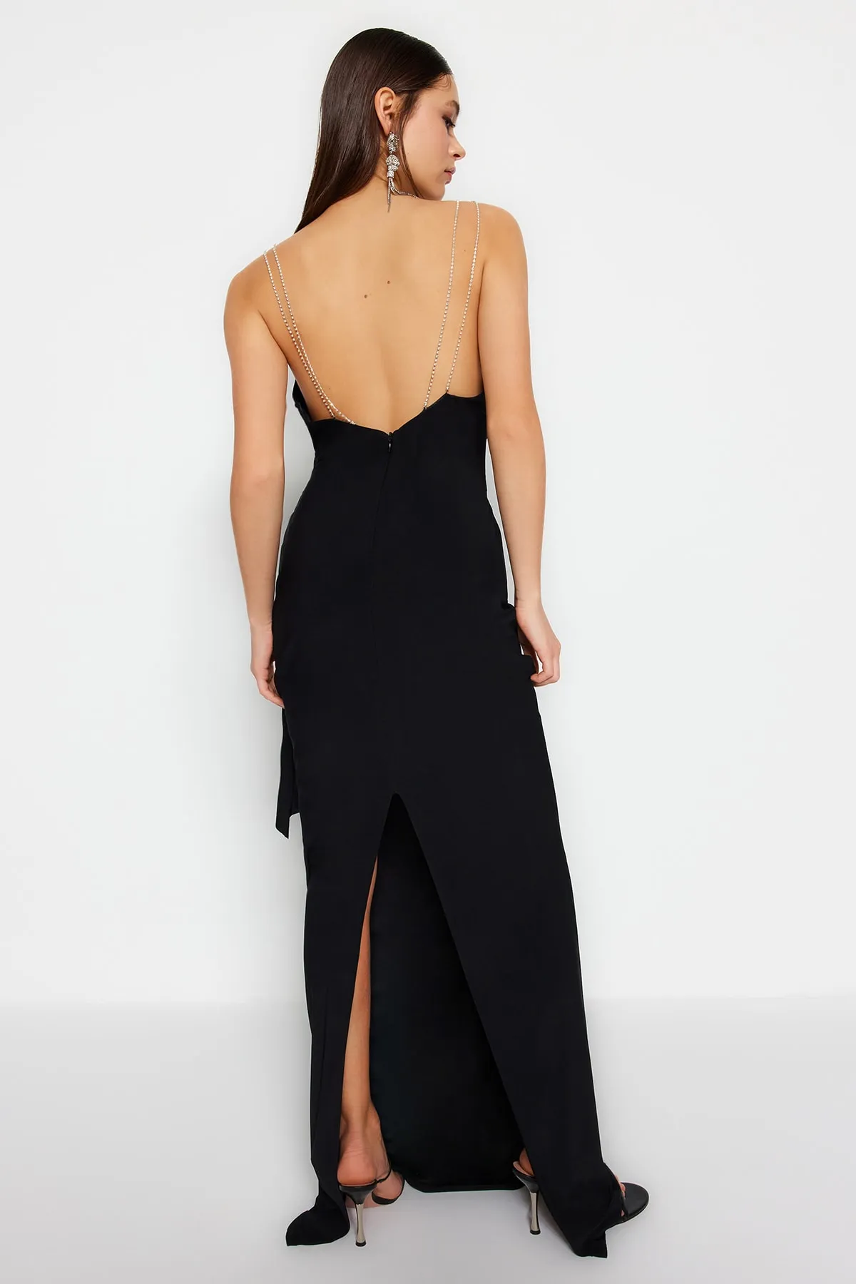 Trendyol Collection  Schwarzes, figurbetontes, langes Abendkleid aus Strick mit glänzenden Schmucksteinen TPRSS23AE00249