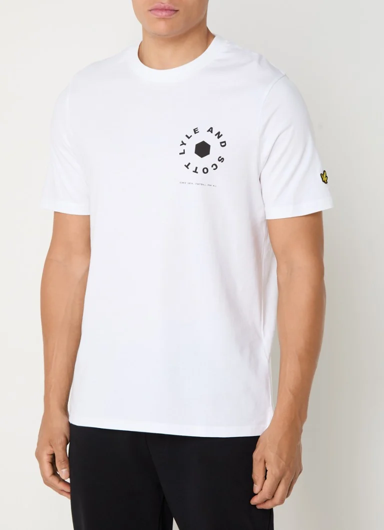 Tricou Lyle & Scott cu logo și imprimeu pe spate.