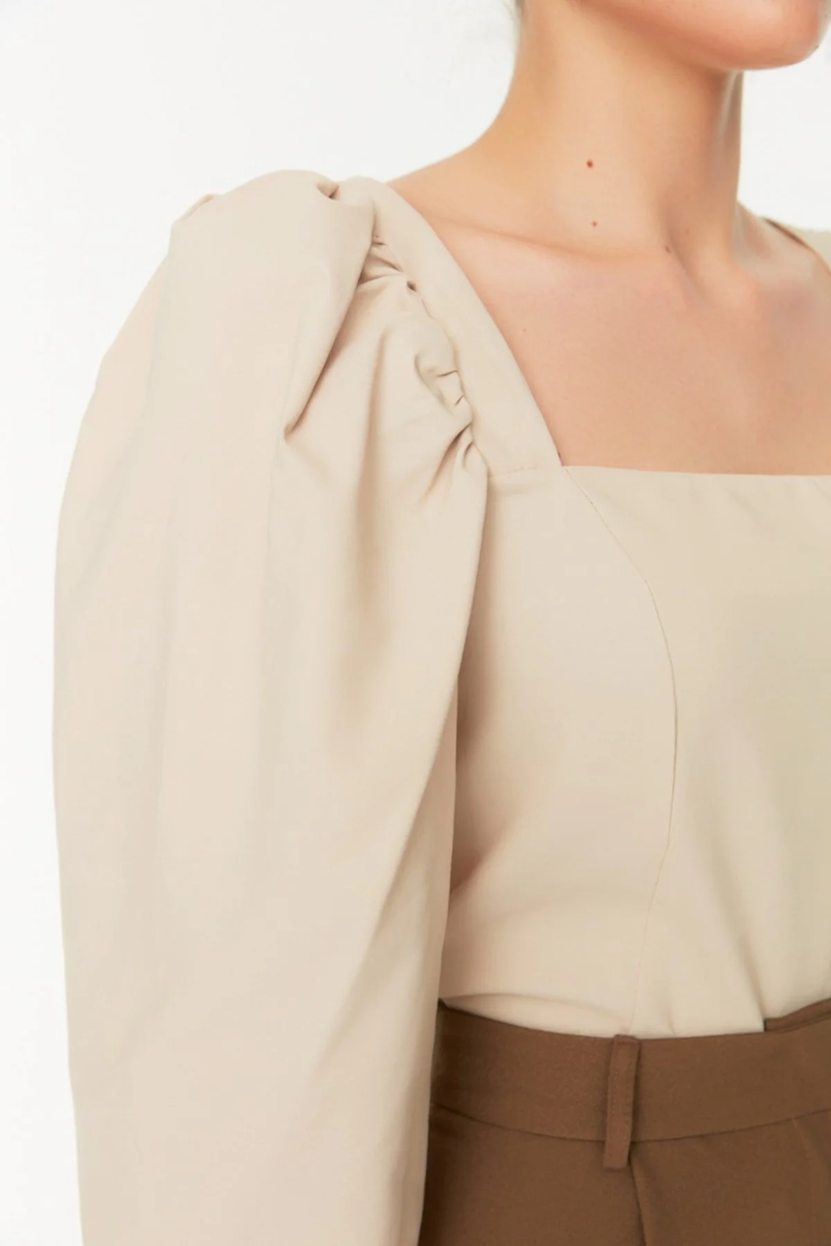 Trendyol Collection  Nerzfarbene, gewebte Bluse mit Ballonärmeln und quadratischem Ausschnitt TWOAW21BZ0210