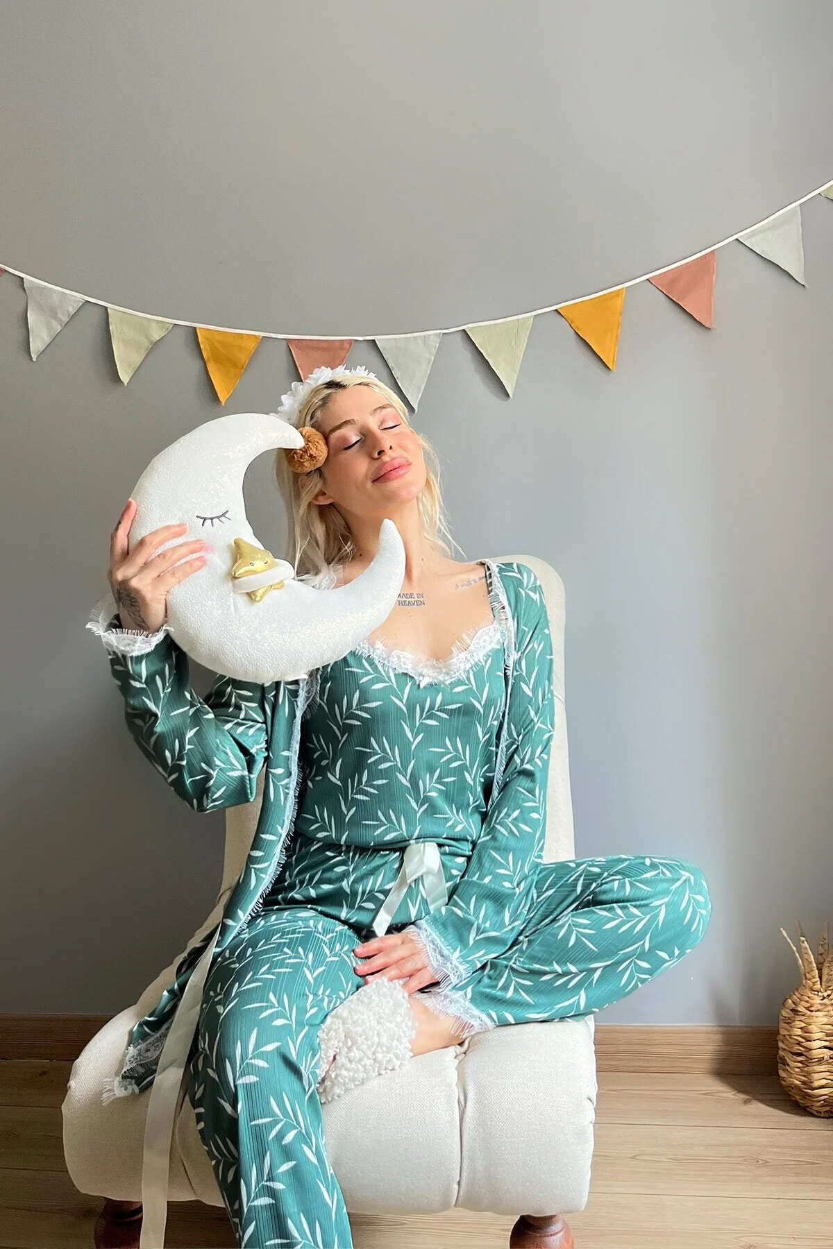 Pijamaevi  Pegasus-Pyjama-Set mit grünem Olivenzweig-gemustertem Morgenmantel