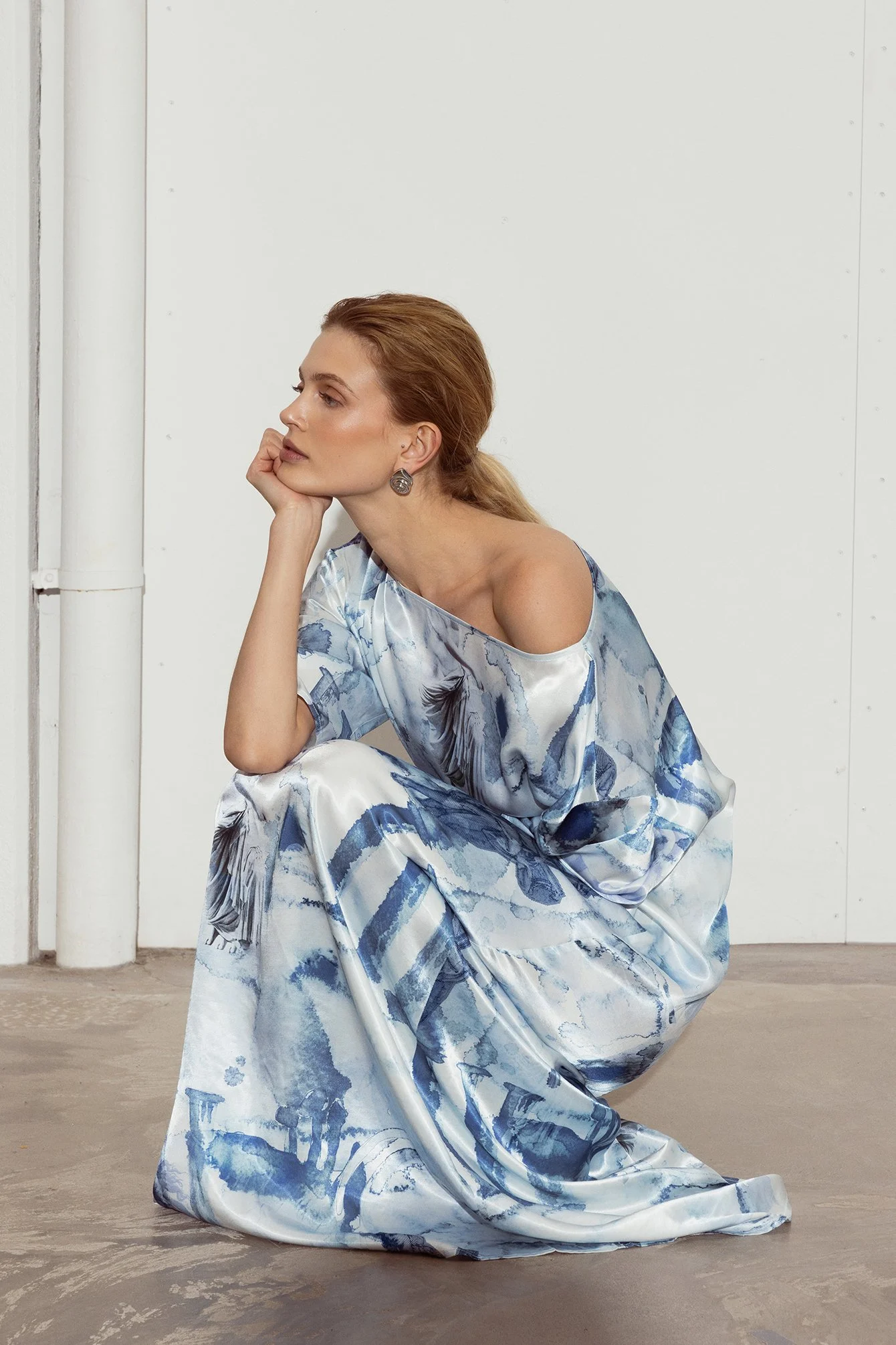 Maxikleid mit Skulptur-Collagen-Print