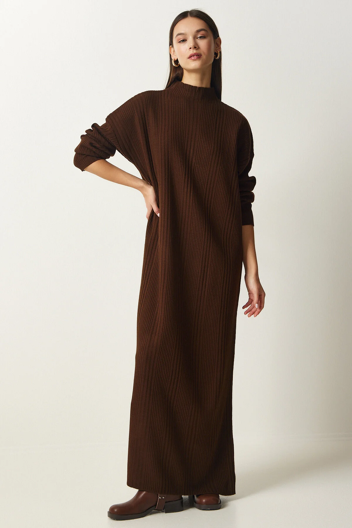 Happiness İstanbul  Braunes Oversize-Strickkleid mit hohem Kragen für Damen XN00001