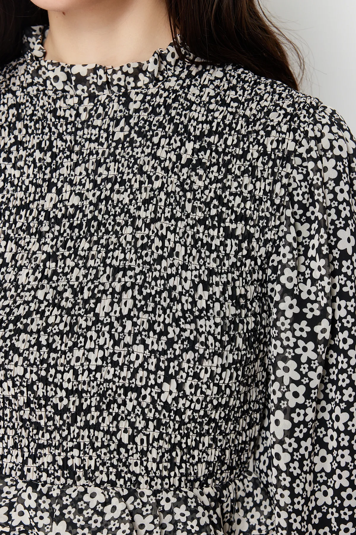 Trendyol Modest  Schwarzes, gefüttertes, florales, gewebtes Kleid mit Rüschen an der Taille TCTSS24EB00068
