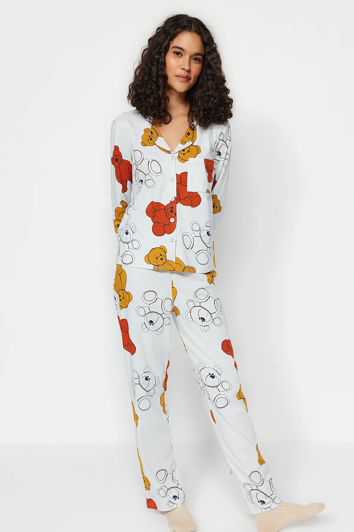 Trendyol Collection  Graues Pyjama-Set aus Hemd und Hose aus 100 % Baumwolle mit Teddybär-Muster THMAW24PT00002