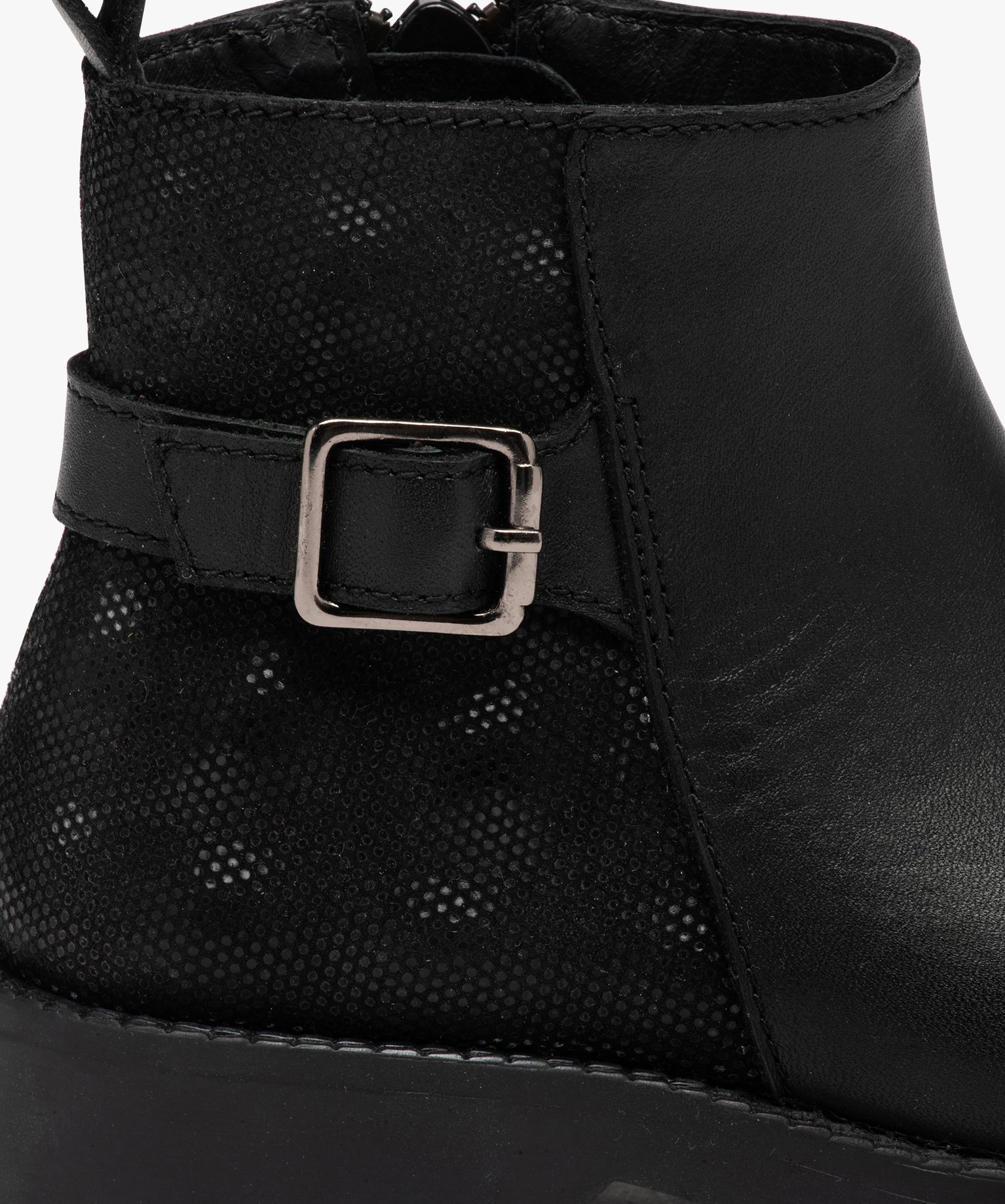 Boots fille dessus en cuir uni ajouré et à semelle crantée
