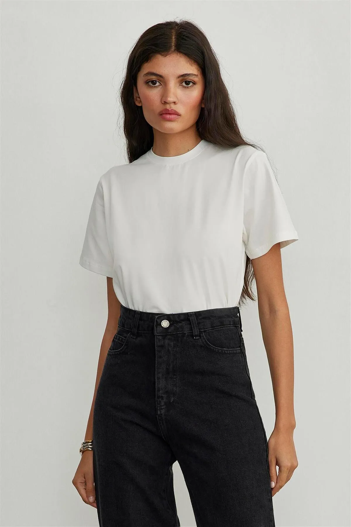 Suud Collection  Ecrufarbenes Basic-T-Shirt aus Baumwolle