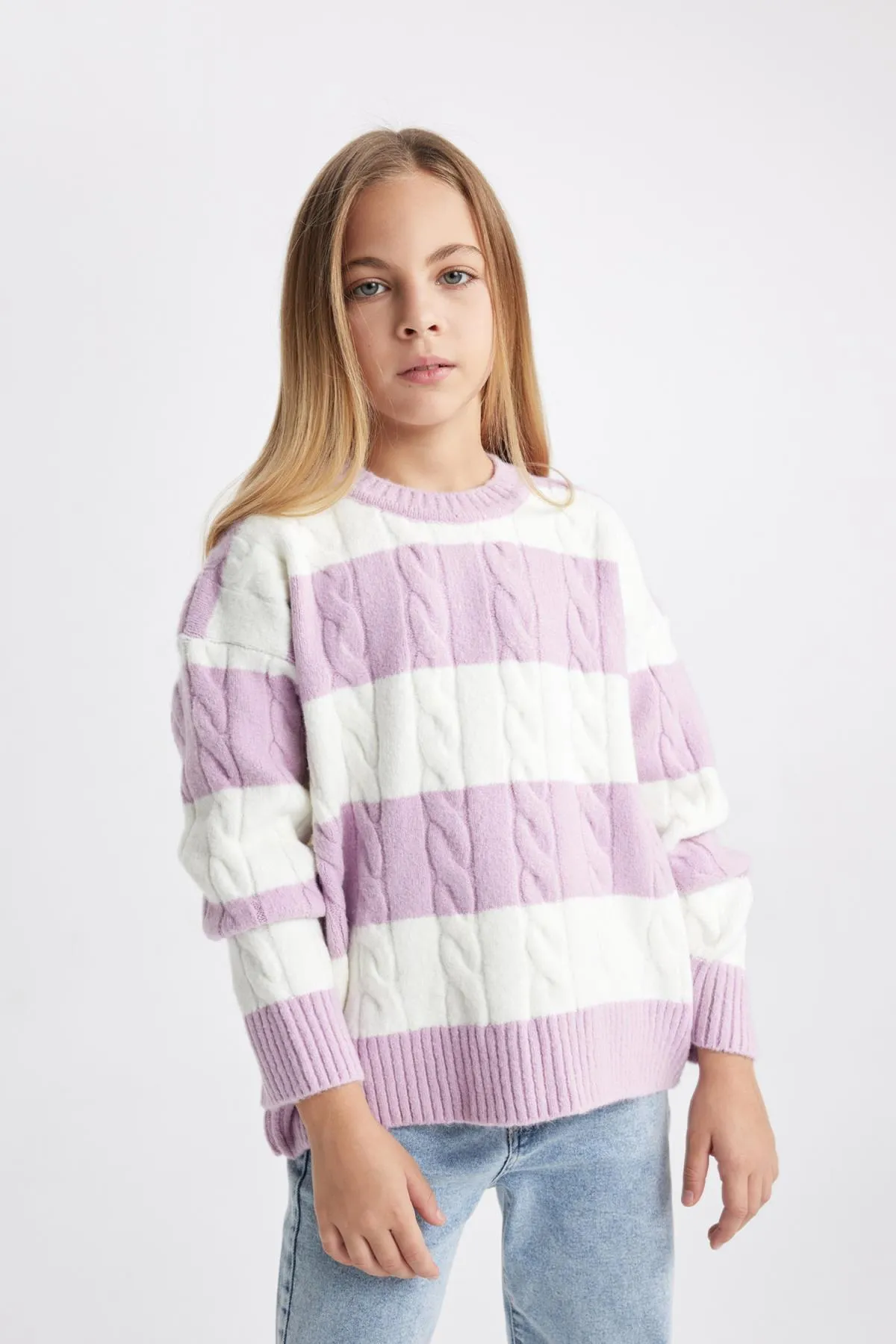 DeFacto  Mädchenpullover mit normaler Passform und Rundhalsausschnitt