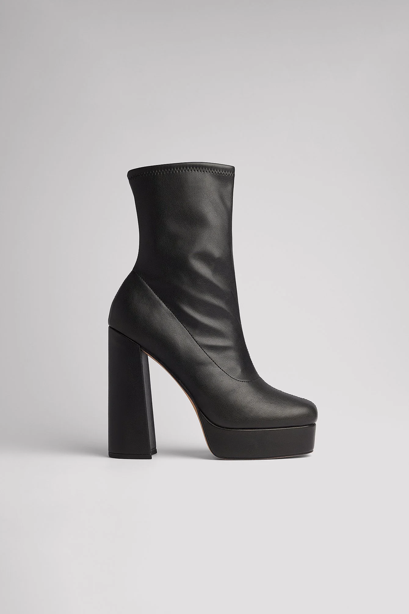 Hochhackige Plateaustiefel