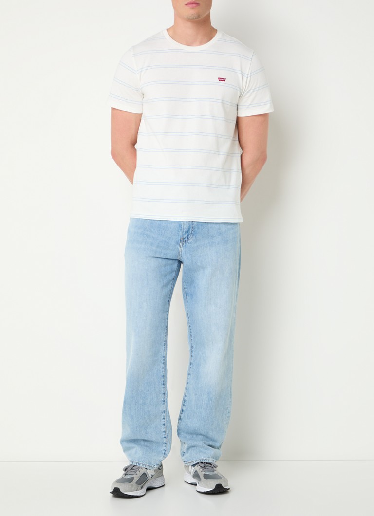 Camiseta Levi's com estampa listrada e bordado do logo.