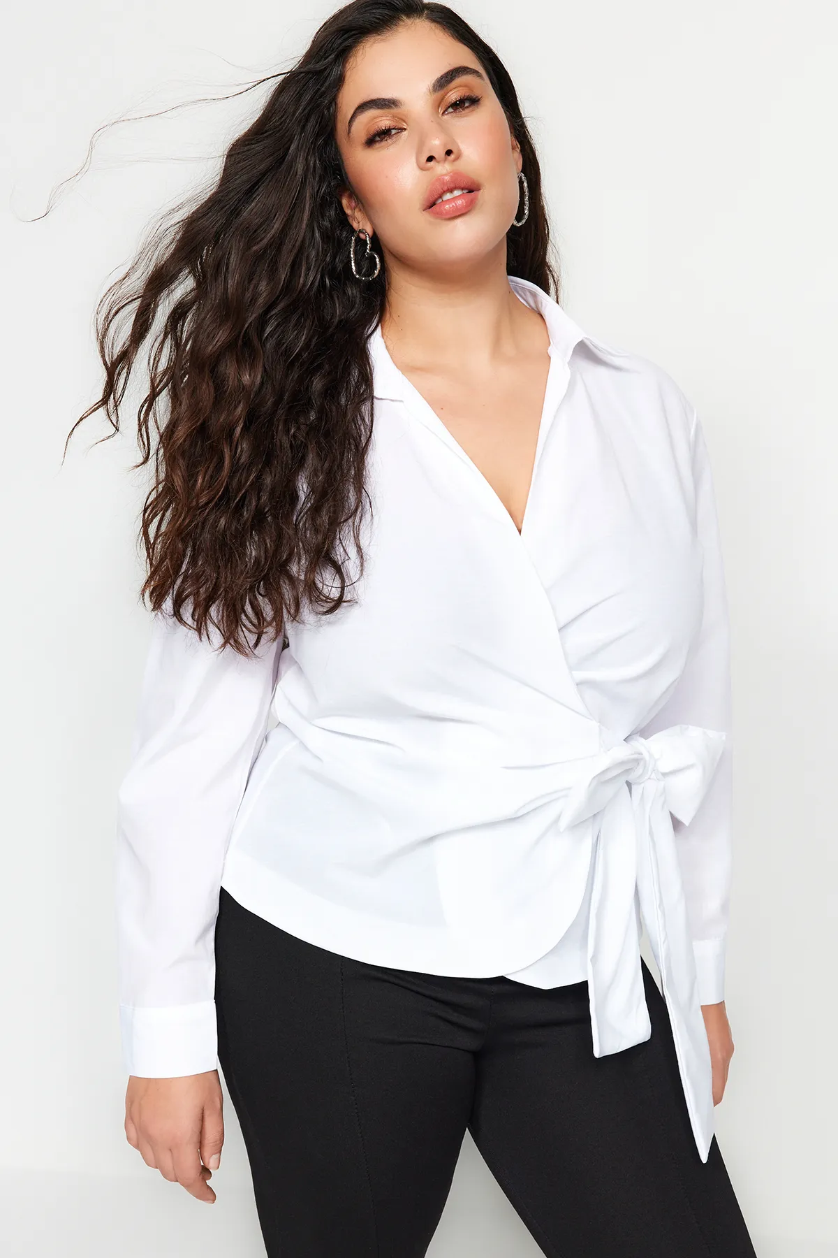 Trendyol Curve  Weißes zweireihiges gewebtes Hemd mit Krawattendetail TBBSS22GO0628