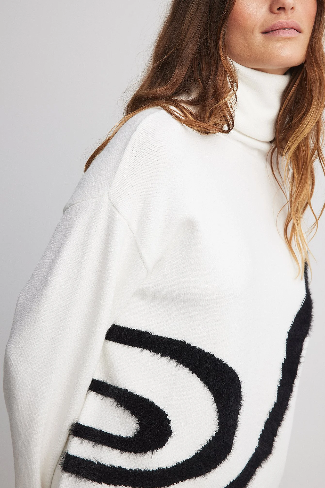 Strickpullover mit hohem Kragen und Kontrastdetails