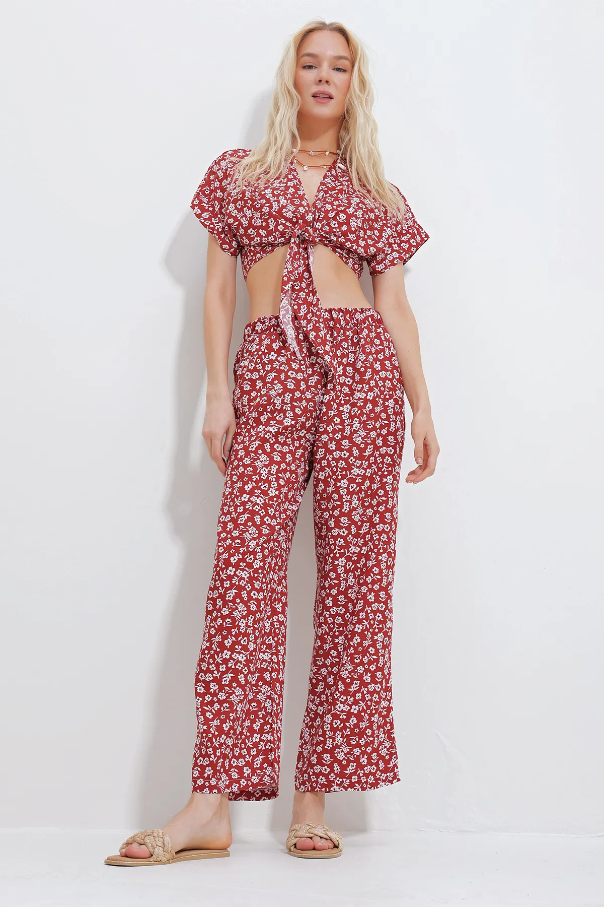 Trend Alaçatı Stili  Damen-Set mit gemusterter, gebundener Crop-Bluse und Hosen mit Taschen, unten und oben, gewebt, Alc-X11745