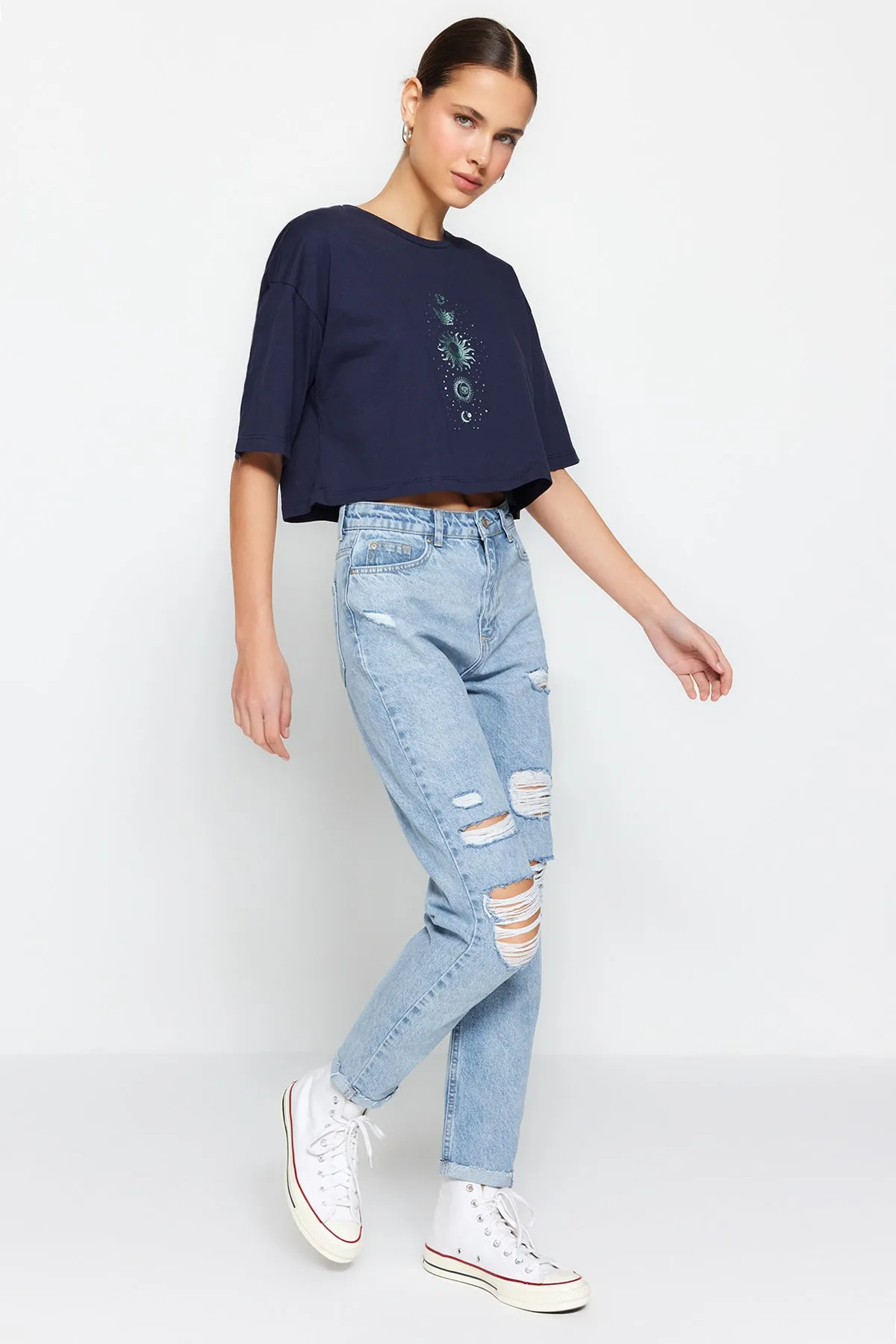 Trendyol Collection  Hellblaue zerrissene High-Bel-Mom-Jeans TWOSS23JE00230