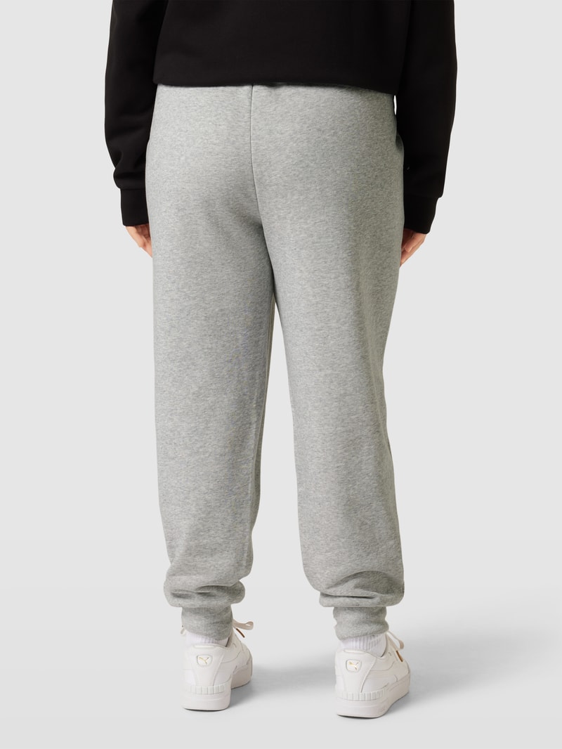 PLUS SIZE Sweatpants mit Label-Detail in hellgrau meliert