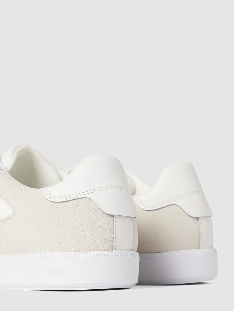 Sneaker mit Label-Details in weiß