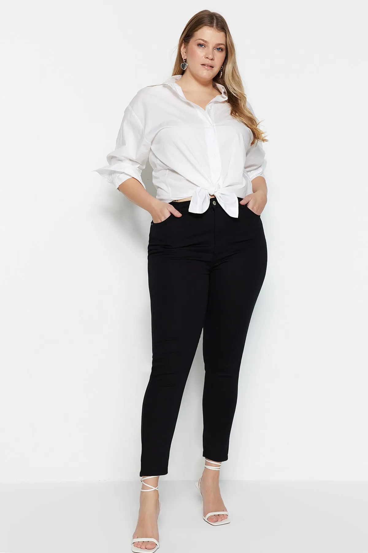 Trendyol Curve  Schwarze, dehnbare Skinny-Jeans mit hoher Taille TBBAW23CJ00059