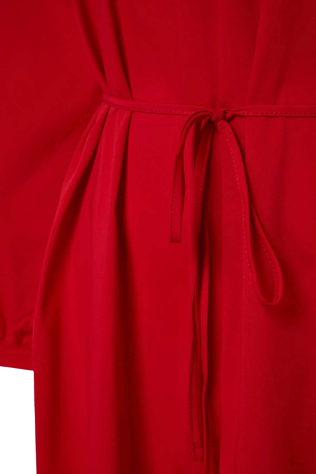 Trendyol Modest  Rotes, gewebtes Kleid mit weitem Schnitt, Gürtel und Raffung TCTSS23EB00281