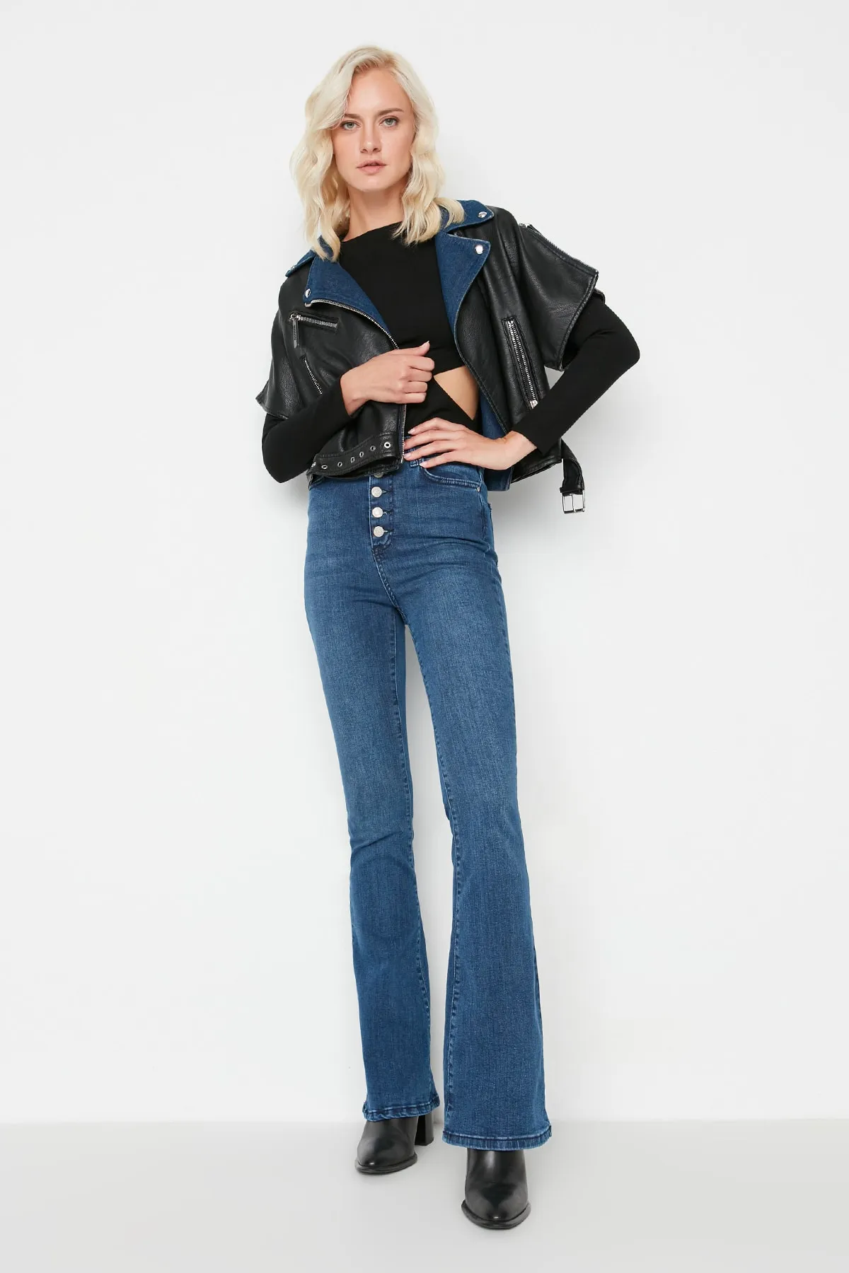 Trendyol Collection  Indigoblaue Schlagjeans mit Knopfleiste und hoher Taille TWOAW21JE0157