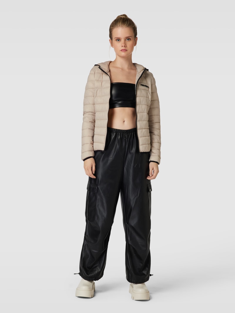 Steppjacke mit Label-Detail in schlamm