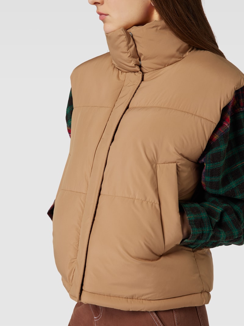 Steppweste mit Label-Detail in camel