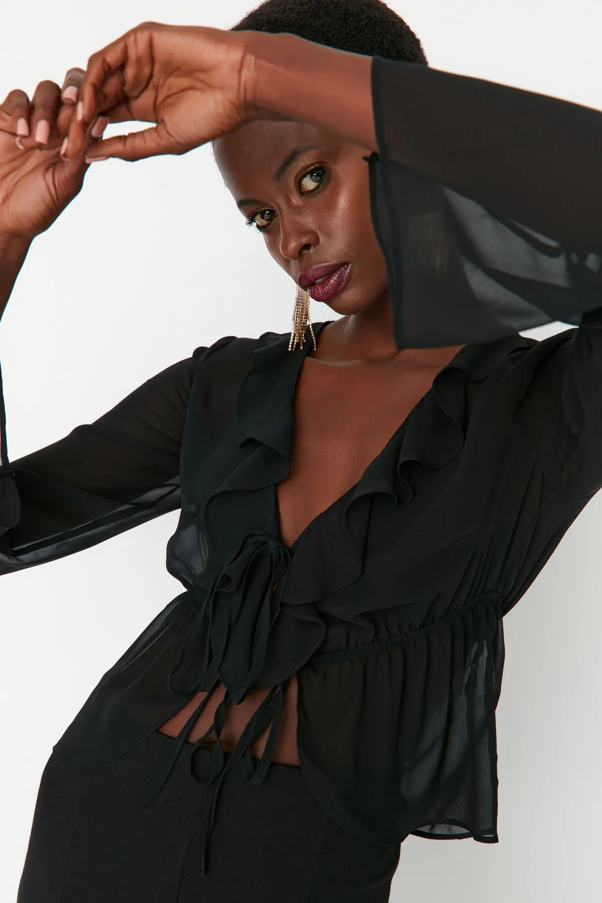 Trendyol Collection  Schwarze, gebundene, ungefütterte Chiffonbluse TPRAW23BZ00070