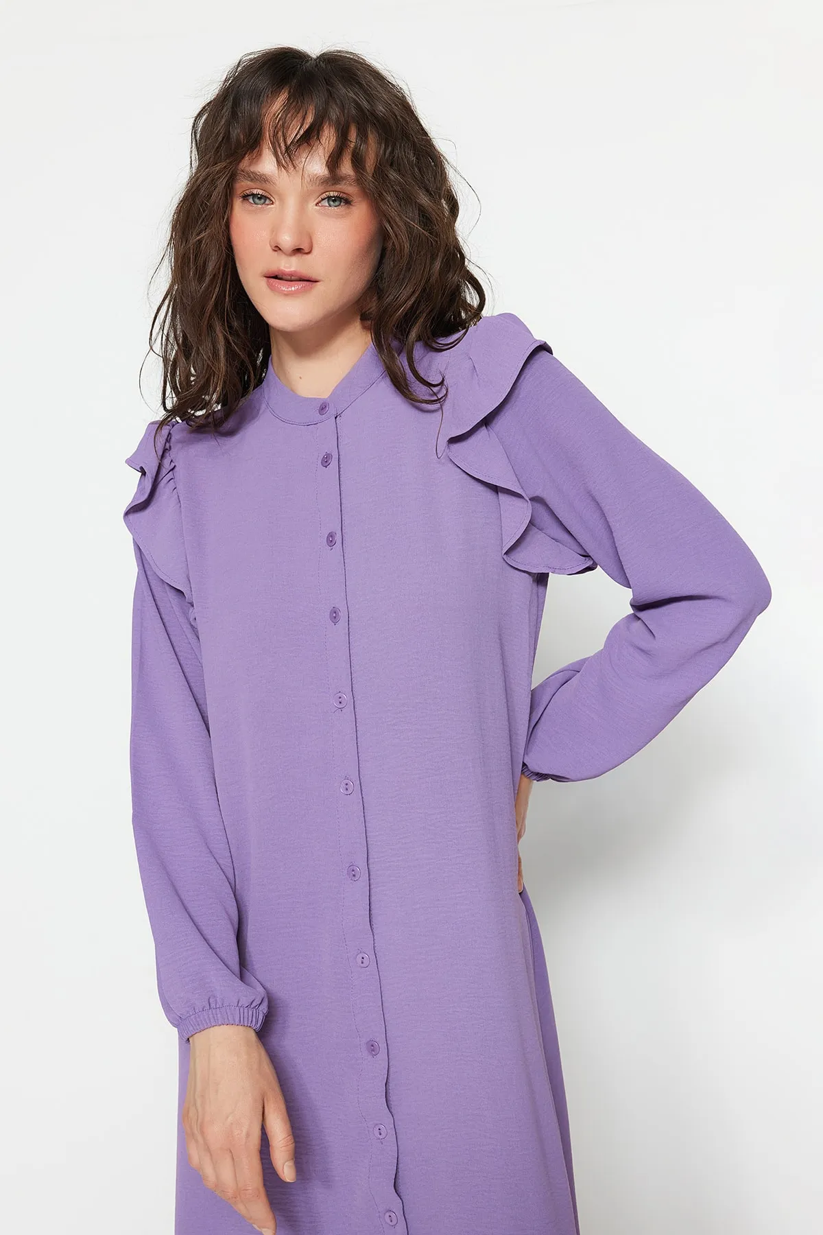 Trendyol Modest  Lilafarbenes, gewebtes Aerobin-Hemdkleid mit Rüschen an den Schultern TCTSS23EB00107