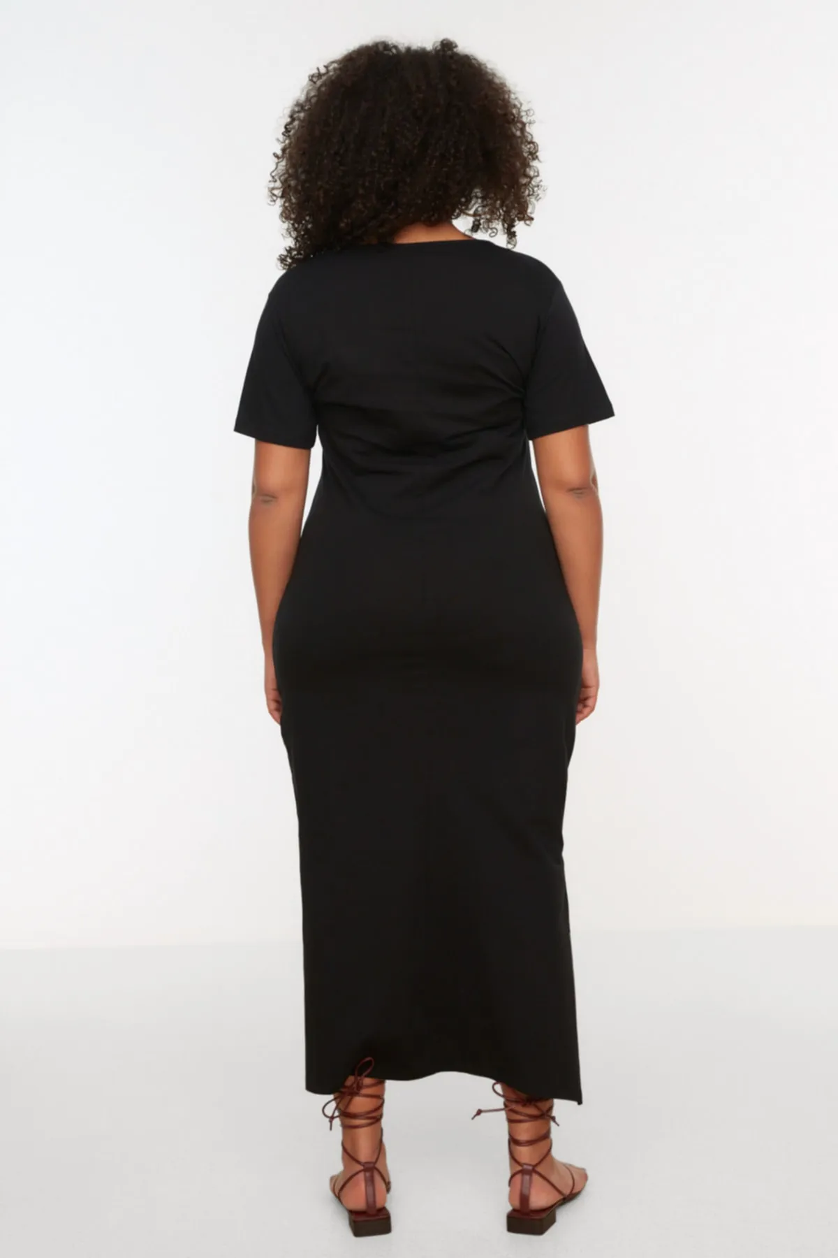 Trendyol Curve  Schwarzes Strickkleid mit V-Ausschnitt und Schlitz TBBSS22AH0163