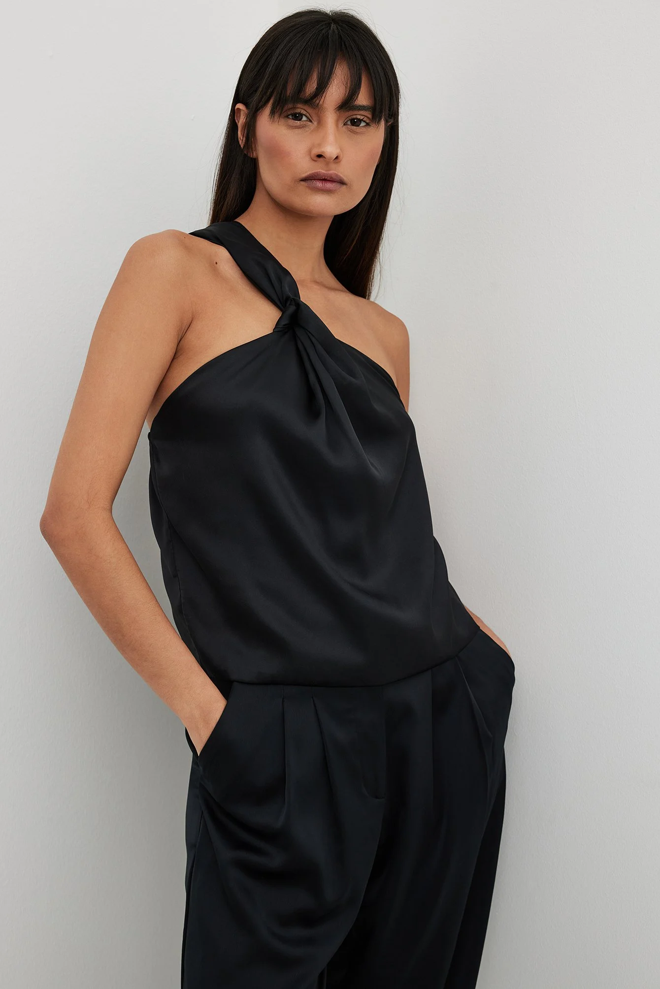 Einseitig schulterfreies Satin-Top mit Twistdetail