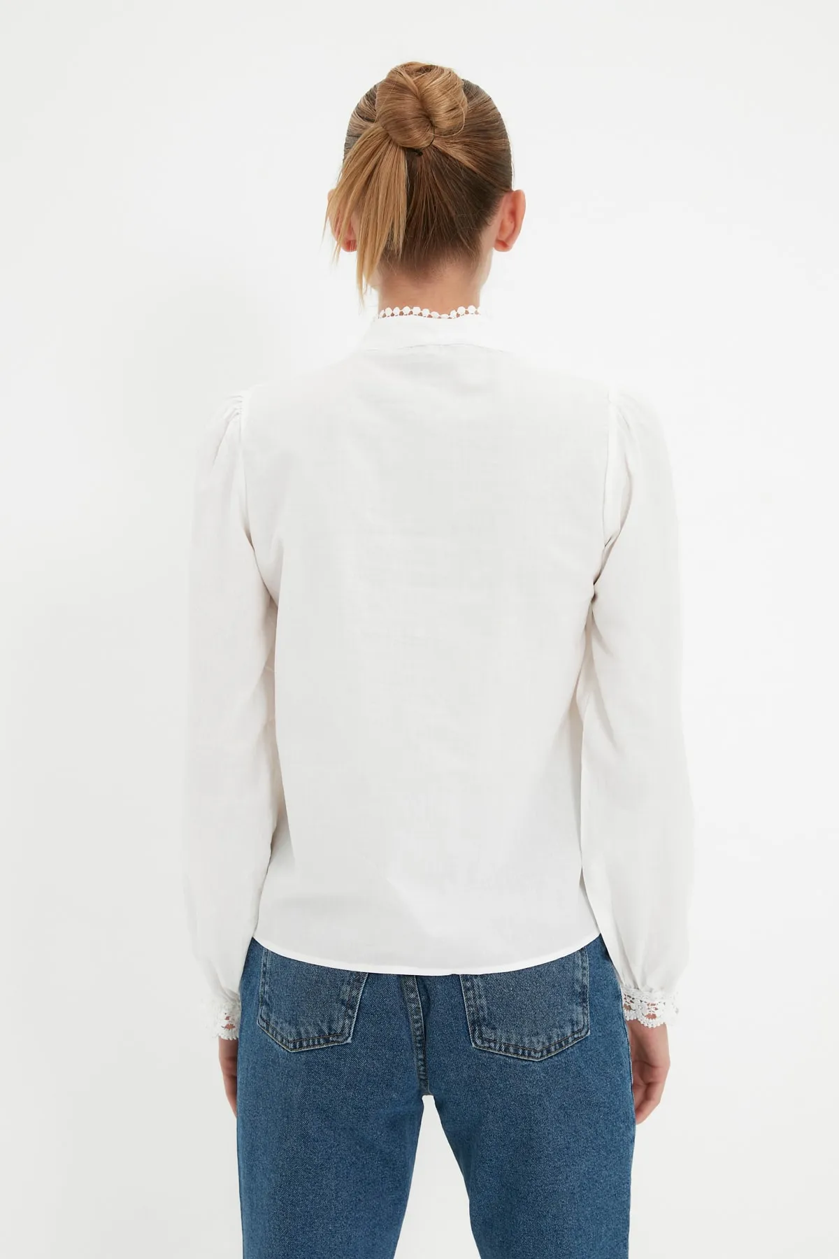 Trendyol Collection  Weißes Spitzenhemd aus Baumwolle - Regular Fit TWOAW21GO0077