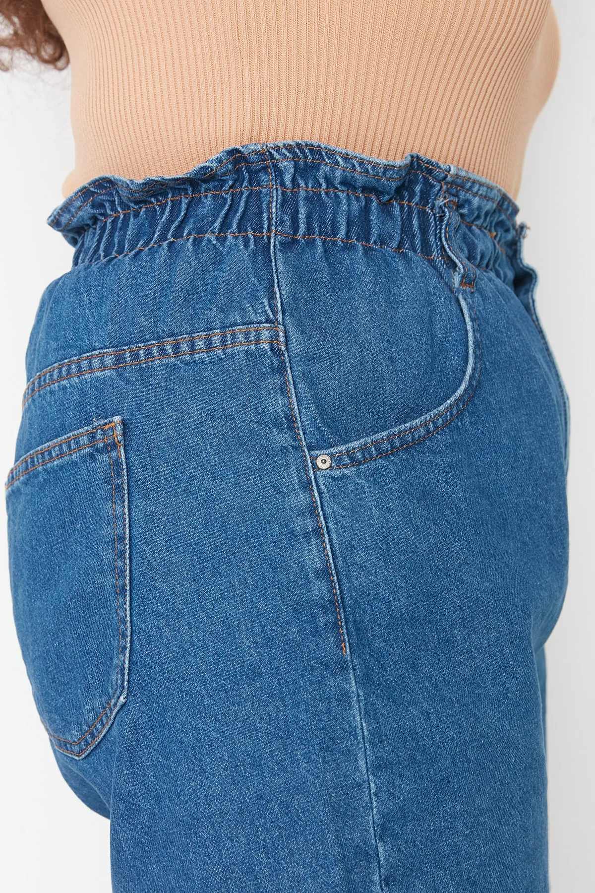 Trendyol Curve  Blaue Denim-Shorts mit hoher Taille, elastischem Bund und Knöpfen vorne und weitem Schnitt TBBSS22JE00015