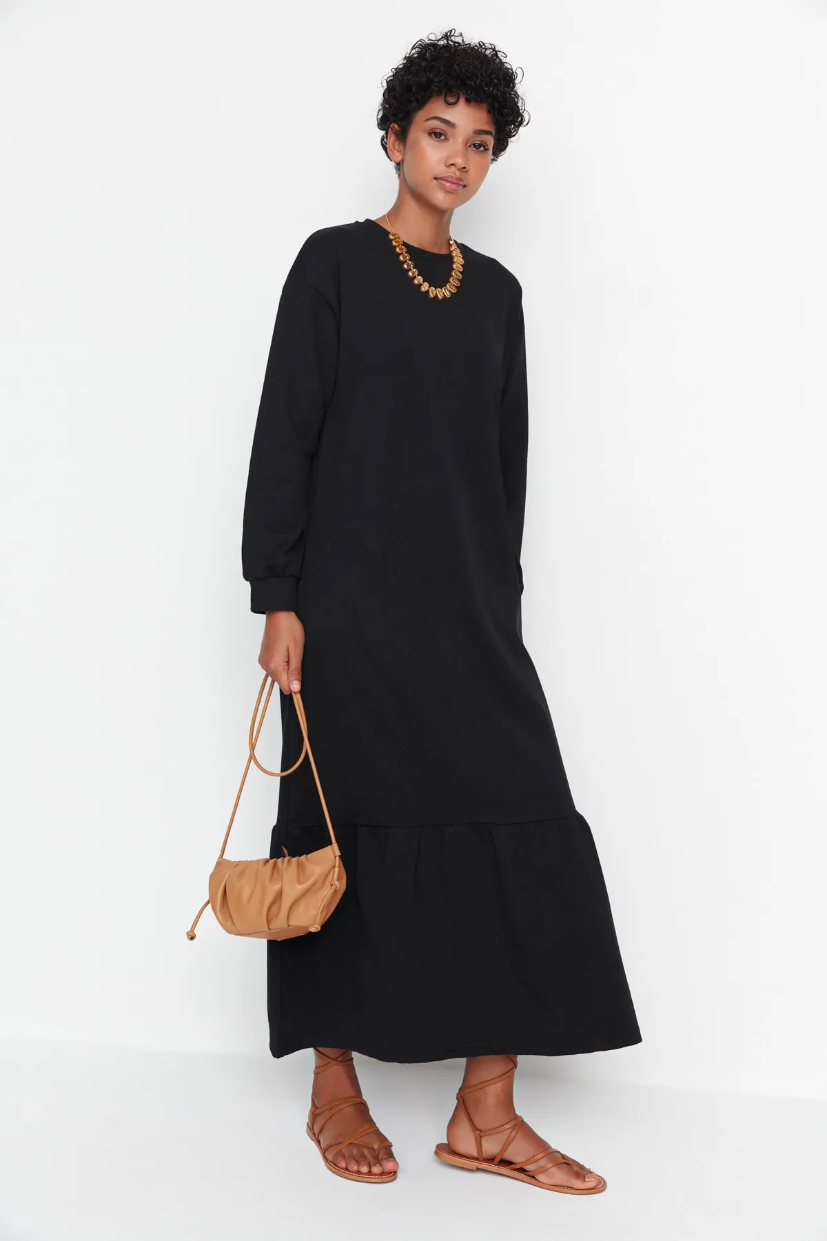 Trendyol Modest  Schwarzes Strickkleid mit Rundhalsausschnitt und Raffung TCTSS22EL00000