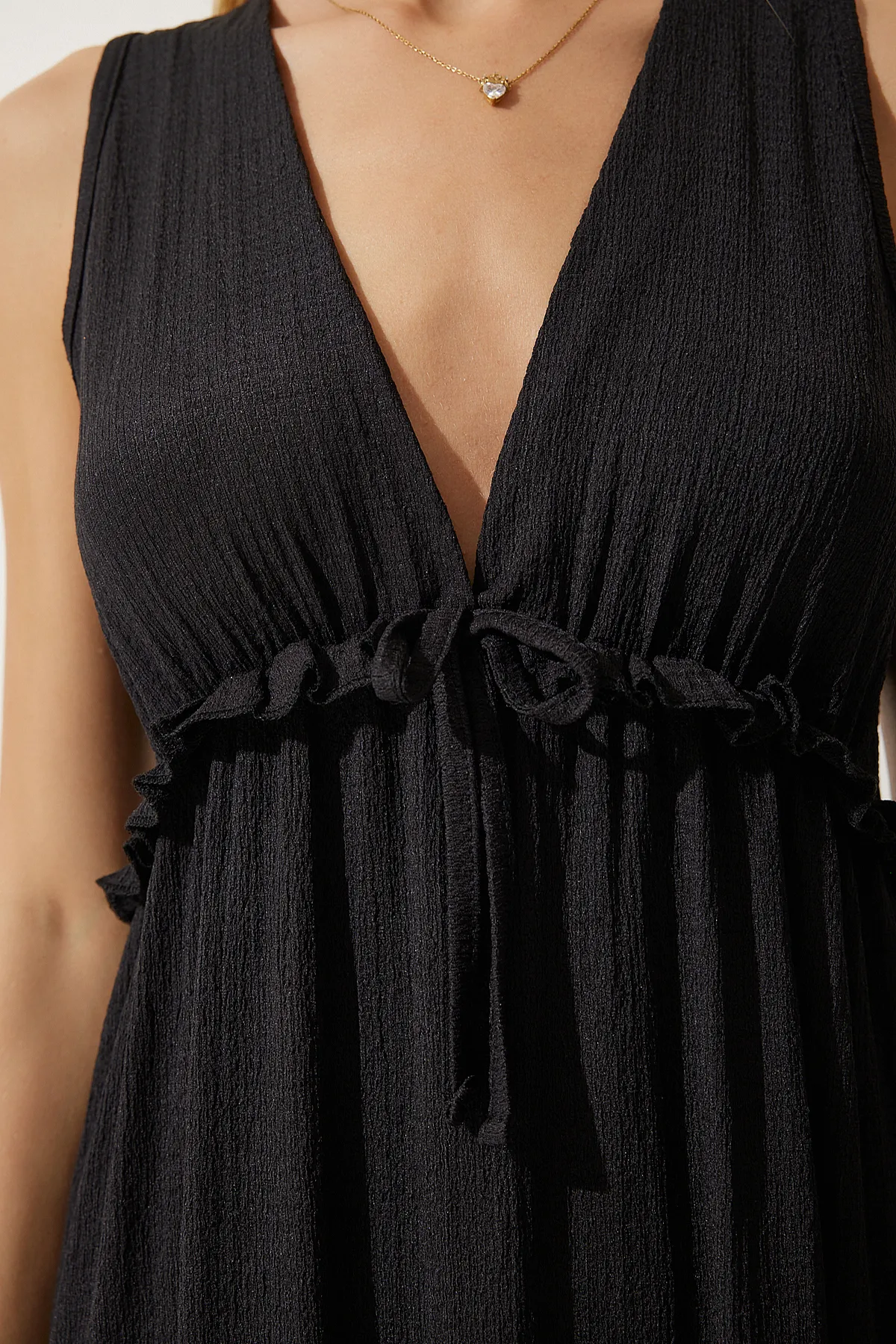 Happiness İstanbul  Schwarzes Damen-Strickkleid mit tiefem V-Ausschnitt und dicken Trägern MC00268