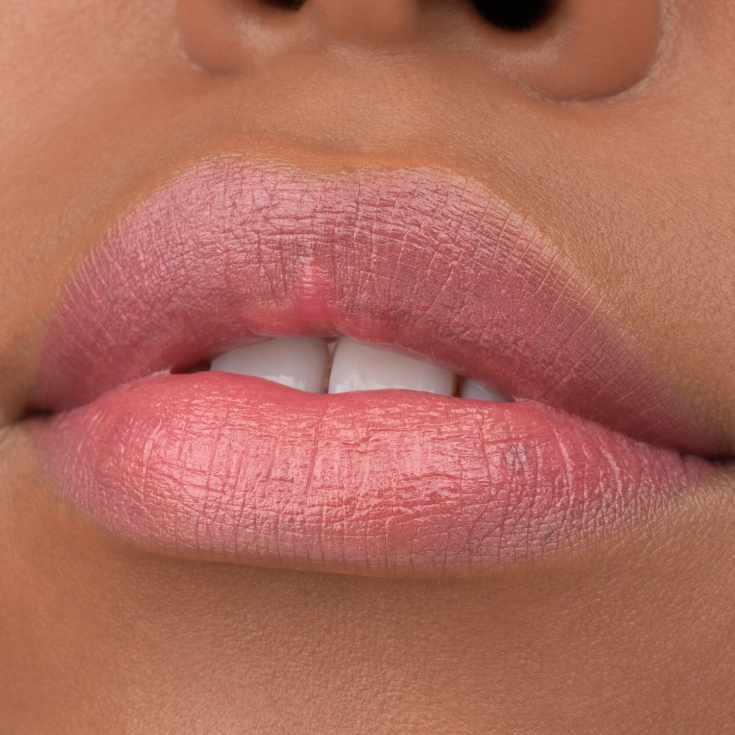 Essence TINTED kiss hidratantna krema