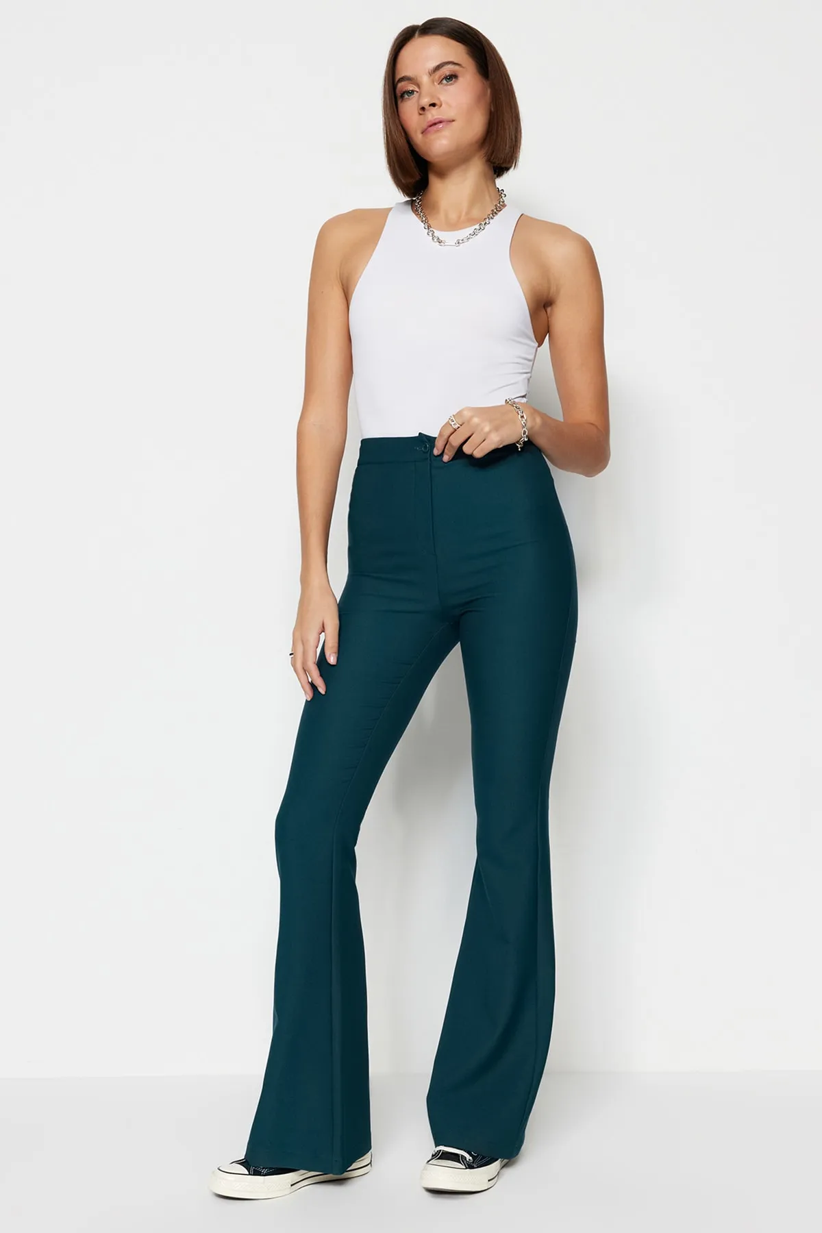Trendyol Collection  Smaragdgrüne, gewebte Hose mit ausgestelltem Bein und hoher Taille TWOAW20PL0094
