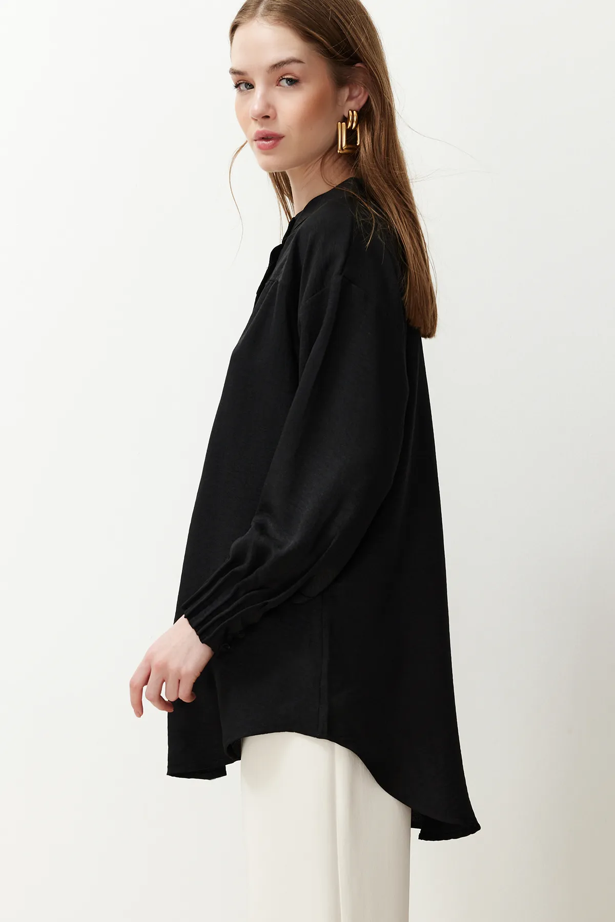 Trendyol Modest  Schwarzes Leinen-Aerobin-Gewebehemd TCTSS24TG00065