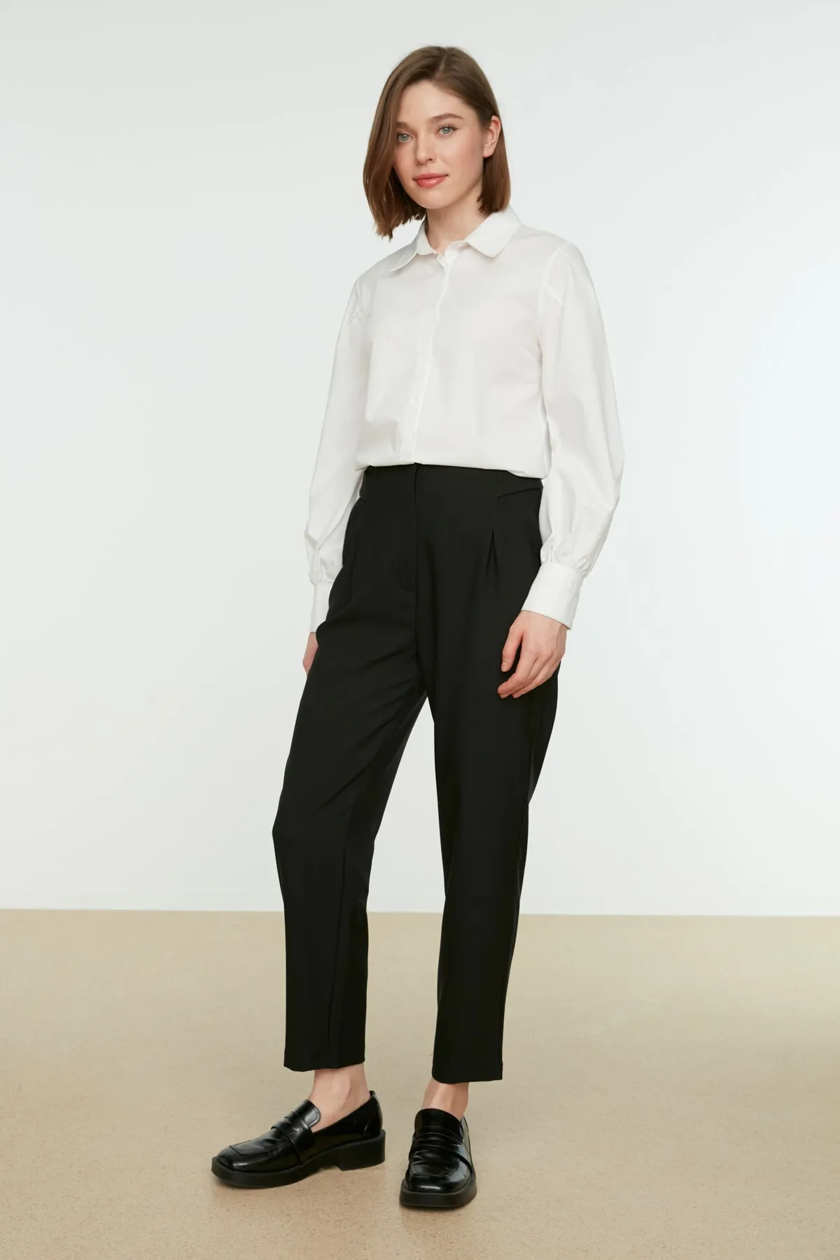 Trendyol Modest  Schwarze gewebte Hose mit hohem Taillengürtel und detaillierten Falten TCTSS22TP0008