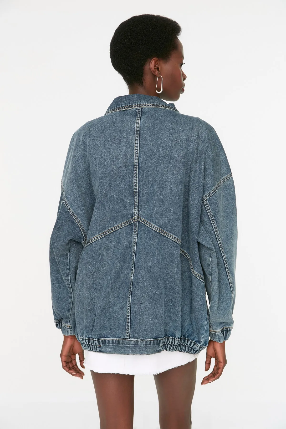 Trendyol Collection  Dunkelblaue Oversize-Jeansjacke mit Taschendetail TWOSS21CE0289