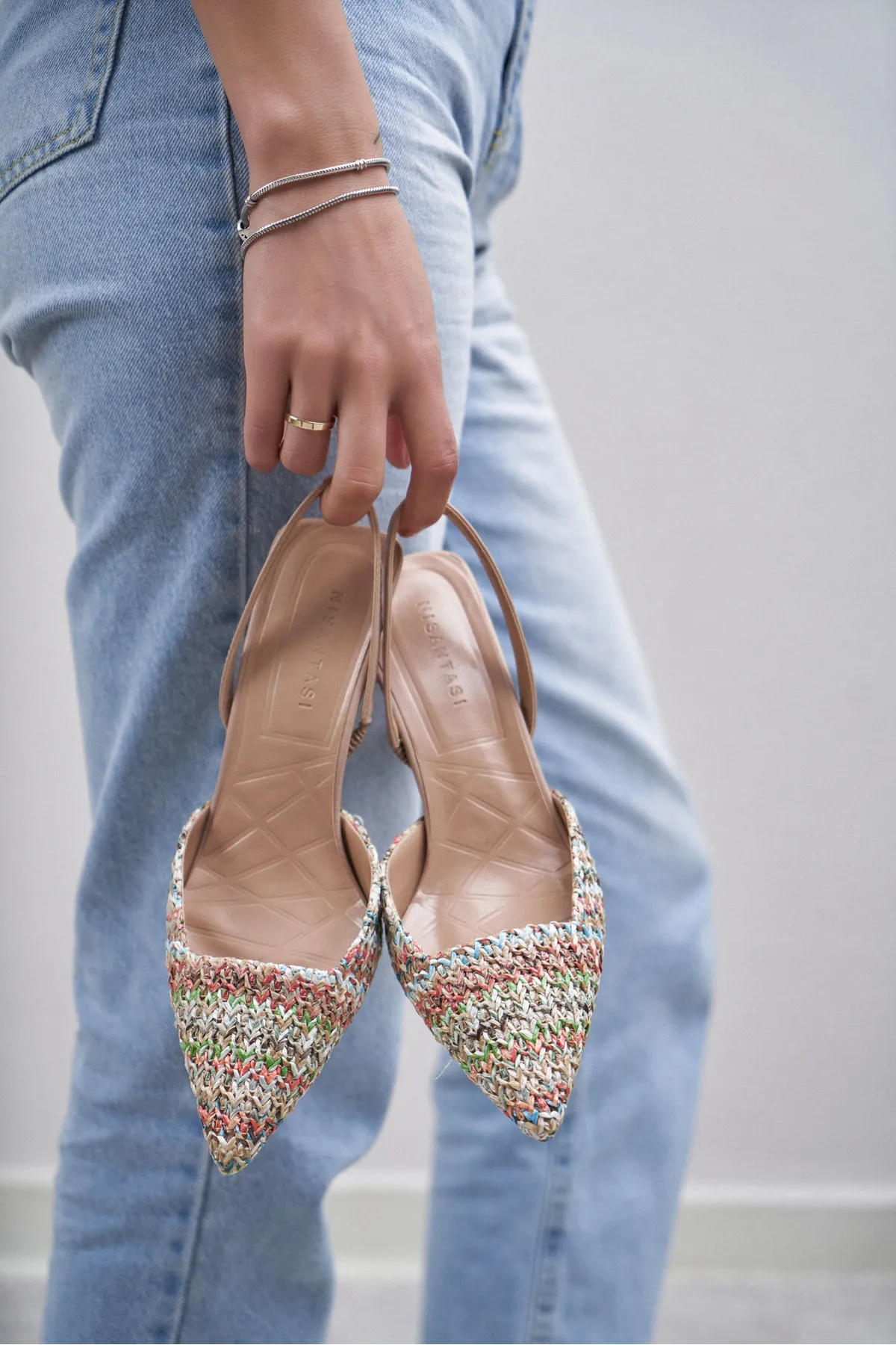 NİŞANTAŞI SHOES  Ponnie Bunte Stroh-Damenschuhe mit spitzem Zehenbereich und Absatz